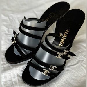 💯CHANEL Black Sandals with CC Logo Accents